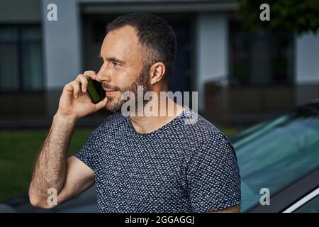Uomo sicuro che è usato per risolvere i problemi sul telefono Foto Stock