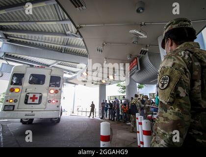 Soldati statunitensi, Airmen e personale civile del Landstuhl Regional Medical Center ricevono vittime che sono state evacuate dal punto di vista medico da Kabul, Afghanistan, Dopo i membri del servizio degli Stati Uniti e i civili afghani sono stati feriti in una serie di attacchi al di fuori dell'aeroporto internazionale Hamid Karzai a Kabul agosto 26 e evacuati a LRMC per ulteriori cure. Foto Stock