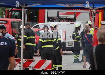 Vigili del fuoco al lavoro dopo che un edificio ha preso fuoco nella periferia sud di Milano Foto Stock