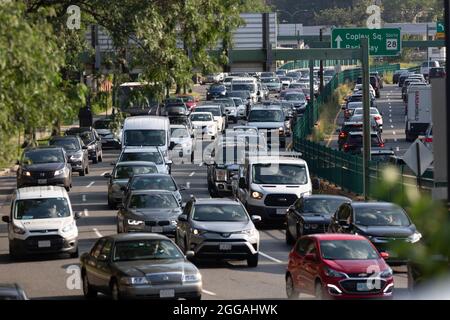 Traffico delle ore di punta, Storrow Drive, Boston, Massachusetts USA Foto Stock