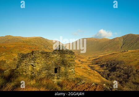 La parte superiore della valle di Troutbeck nel Parco Nazionale del Distretto dei Laghi con campane e un vecchio fienile abbandonato, in una limpida giornata di sole invernale Foto Stock