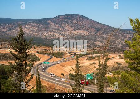 Sicurezza guardrail metallico su una strada rurale Foto Stock