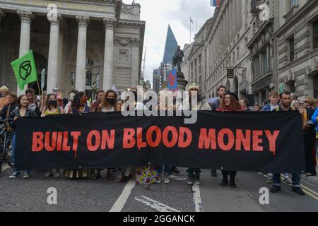 Attivisti della ribellione di estinzione a Londra durante la marcia Blood Money. Foto Stock