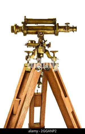 Antico telescopio su un treppiede in legno isolato su sfondo bianco Foto Stock