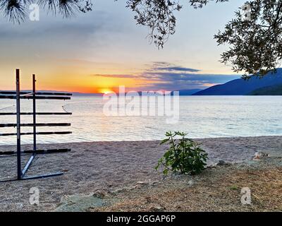 tramonto panoramico sul mare adriatico sull'isola di cres Foto Stock