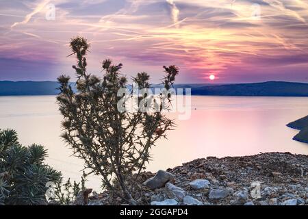 tramonto panoramico sul mare adriatico sull'isola di cres Foto Stock