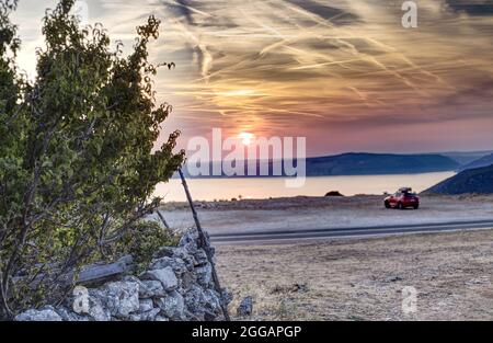 tramonto panoramico sul mare adriatico sull'isola di cres Foto Stock