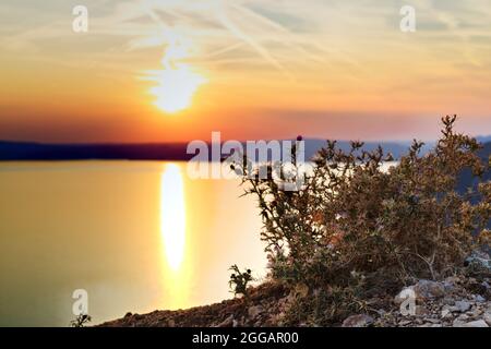 tramonto panoramico sul mare adriatico sull'isola di cres Foto Stock