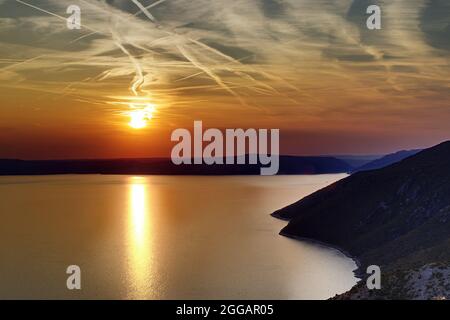 tramonto panoramico sul mare adriatico sull'isola di cres Foto Stock