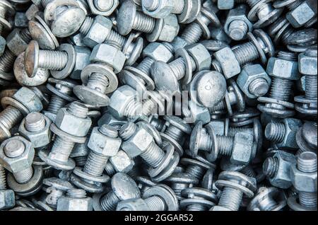 Una pila di viti, dadi e bulloni Foto Stock