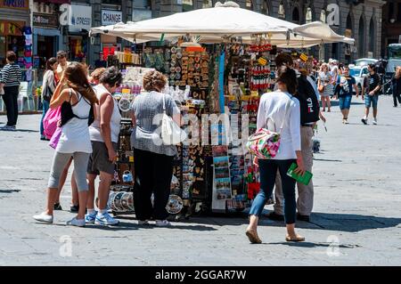 Chiosco souvenir in Piazza della Signoria in una giornata di sole, Italia Foto Stock