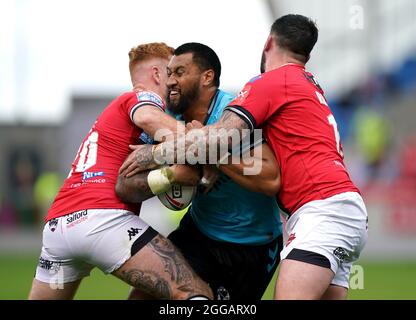 Il Ligi Sao (centro) dello Hull FC è affrontato da Harvey Livett (a sinistra) di Salford Red Devils e Oliver Roberts durante la partita della Betfred Super League presso l'AJ Bell Stadium di Salford. Data foto: Lunedì 30 agosto 2021. Foto Stock