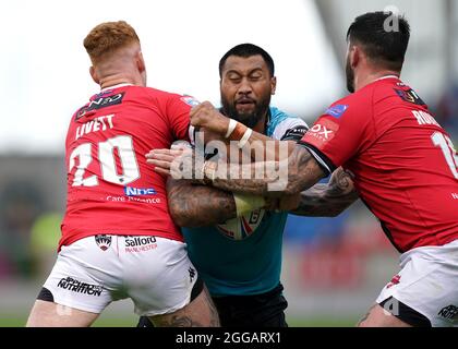 Il Ligi Sao (centro) dello Hull FC è affrontato da Harvey Livett (a sinistra) di Salford Red Devils e Oliver Roberts durante la partita della Betfred Super League presso l'AJ Bell Stadium di Salford. Data foto: Lunedì 30 agosto 2021. Foto Stock