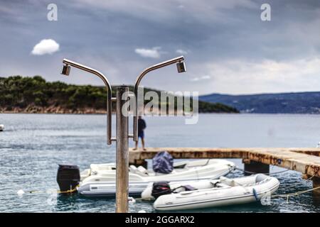 panoramica di una doccia esterna su un molo Foto Stock