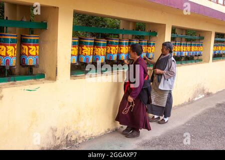 Ruote di preghiera buddista tibetane al tempio di Dalai lama, Dharamsala, Himachal Pradesh, India Foto Stock