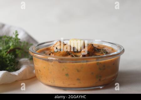 Pollo al burro. Pezzi di pollo alla griglia o tandoori cotti in un burro morbido e cremoso sugo di pomodoro. È anche noto come Mucgh makhani. Sho Foto Stock