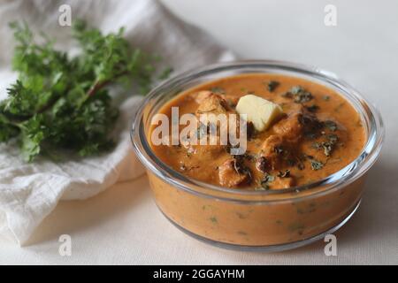 Pollo al burro. Pezzi di pollo alla griglia o tandoori cotti in un burro morbido e cremoso sugo di pomodoro. È anche noto come Mucgh makhani. Sho Foto Stock