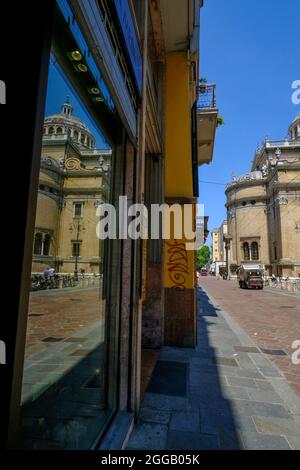 Parma, Italia: Duomo, Santuario di Santa Maria della steccata che si riflette a specchio nel centro storico Foto Stock