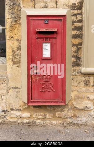 Una casella postale rossa Royal Mail posta posta posta nel muro dell'ufficio postale di Stow sul Wold, Gloucestershire, Regno Unito Foto Stock