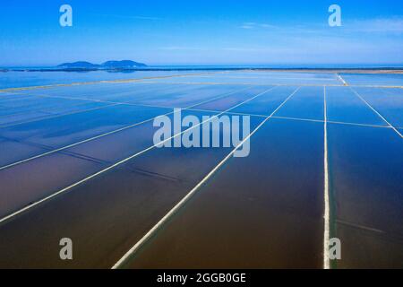 Veduta aerea del bellissimo paesaggio dei campi di produzione di sale vicino a Vlore in Albania Foto Stock
