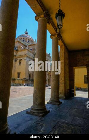 Santuario di Santa Maria della Steccata nel centro di Parma attraverso le colonne del Teatro reale, Teatro Reggio in Parma, Italia Foto Stock