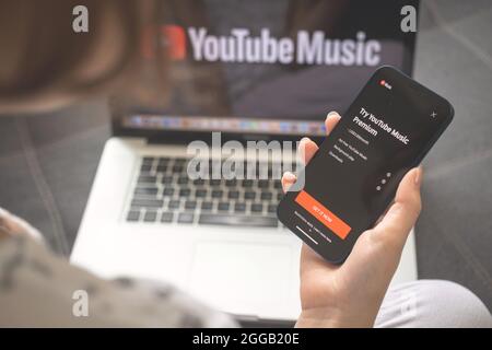 Kharkov, Ucraina - 25 agosto 2021: Donna che acquista abbonamento YouTube Music su cellulare, primo piano logo Foto Stock