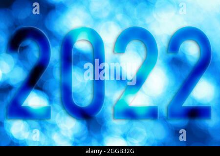 Anno nuovo, 2022. Numeri traslucidi dell'anno su sfondo con toni blu di luci luminose fuori fuoco. Foto Stock