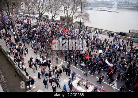 Grande dimostrazione passando giù l'Embankment a Londra Foto Stock