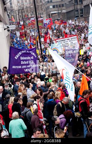 Grande dimostrazione passando giù l'Embankment a Londra Foto Stock