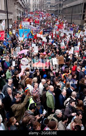 Grande dimostrazione passando giù l'Embankment a Londra Foto Stock