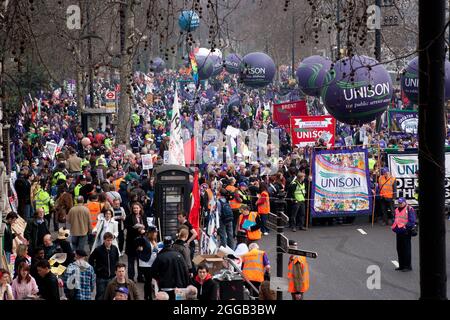 Grande dimostrazione passando giù l'Embankment a Londra Foto Stock