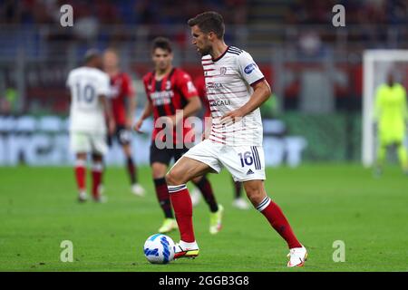 Milano, Italia. 29 agosto 2021. Kevin Strootman di Cagliari Calcio controlla la palla durante la Serie A partita tra AC Milano e Cagliari Calcio allo Stadio Giuseppe Meazza . Foto Stock