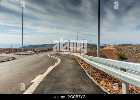 Sicurezza guardrail metallico su una strada rurale Foto Stock