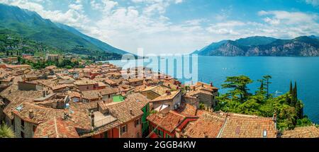 Tetto Italiano con vista lago e verde paesaggio Foto Stock