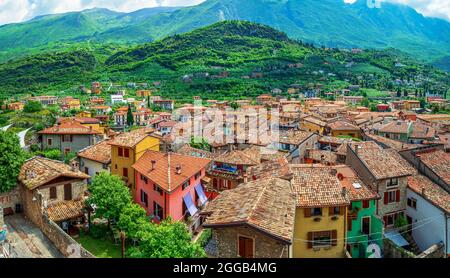 Tetto Italiano con vista lago e verde paesaggio Foto Stock