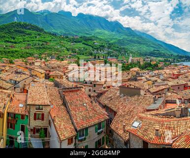 Tetto Italiano con vista lago e verde paesaggio Foto Stock