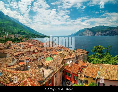 Tetto Italiano con vista lago e verde paesaggio Foto Stock