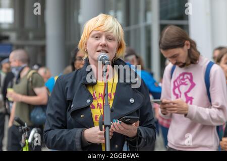 Londra, Regno Unito. 30 Agosto 2021. Claire Farrell parla alla protesta al di fuori di News UK, che pubblica il Sole, i tempi e Domenica. L'evento è descritto come un partito ribelle del tè con i manifestanti incoraggiati a portare un teacup, un matraccio e una sedia. L'intenzione della protesta è quella di sconvolgere la città di Londra. Penelope Barritt/Alamy Live News Foto Stock