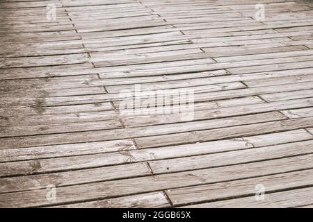 tessitura di legno fatta di assi che formano una piattaforma sul terreno Foto Stock