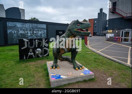 Dinosauro GoGo numero 15 l'equipaggio del mercato di Junkasaurus Rex Artist Junkyard a Saint Marys Works norwich Foto Stock