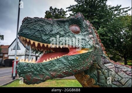 Dinosauro GoGo numero 15 l'equipaggio del mercato di Junkasaurus Rex Artist Junkyard a Saint Marys Works norwich Foto Stock