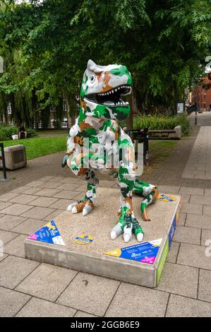 Sensibilizzazione per i bambini beneficenza break T rex scuplture GoGo numero 16 pensi che saurus dinosaur su St.georges Street. Artista Fiona Gowen Foto Stock