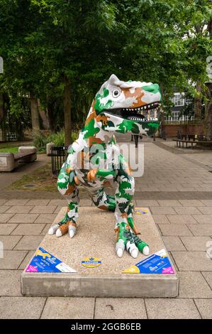 Sensibilizzazione per i bambini beneficenza break T rex scuplture GoGo numero 16 pensi che saurus dinosaur su St.georges Street. Artista Fiona Gowen Foto Stock