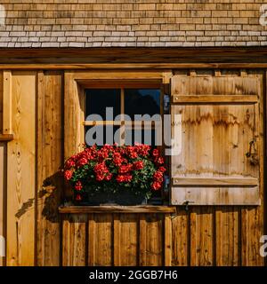 Alpi Svizzere e un ristorante di montagna sotto la scogliera Aescher vista dalla montagna Ebenalp nella regione di Appenzell in Svizzera Aescher scogliera Svizzero Foto Stock