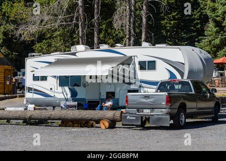 Un Vihecle ricreativo parcheggiato in un parcheggio per camper. Oregon, Stati Uniti. Foto Stock