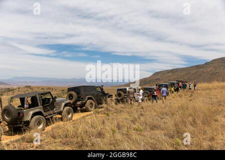 HARRISMITH, SUDAFRICA - 11 agosto 2021: I membri del Jeep club in Drakensberg Mountains Harrismith Foto Stock