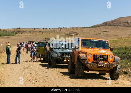 HARRISMITH, SUDAFRICA - 11 agosto 2021: I membri del Jeep club in Drakensberg Mountains Harrismith Foto Stock