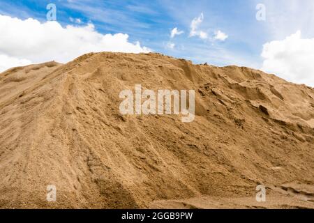 Mucchio di sabbia grossolana e trovare mucchio di sabbia granulare e riempire mucchio di sabbia. Usato per fare calcestruzzo , per creare percorso , per creare pavimento. Sabbia texture , Sand bac Foto Stock