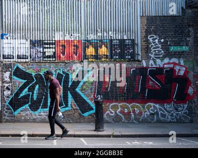 Graffiti Portobello Road, Notting Hill, Londra, con opera di Zonk, e fly poster Foto Stock