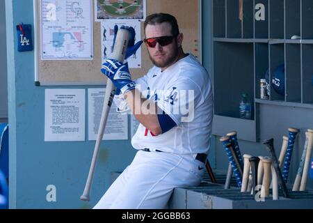 Los Angeles Dodgers primo baseman Max Muncy (13) durante una partita MLB contro i Colorado Rockies, domenica 28 agosto 2021, a Los Angeles, CIRCA La roccia Foto Stock